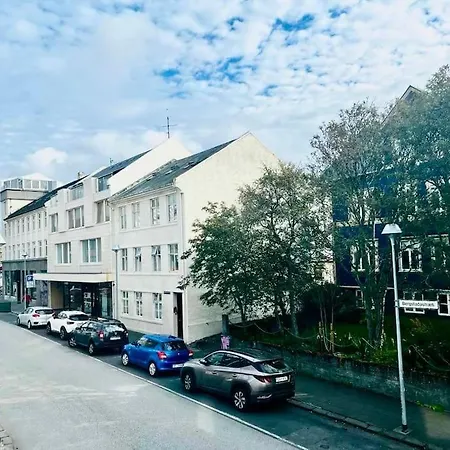 A Few Steps From Rainbow Street Apartment *